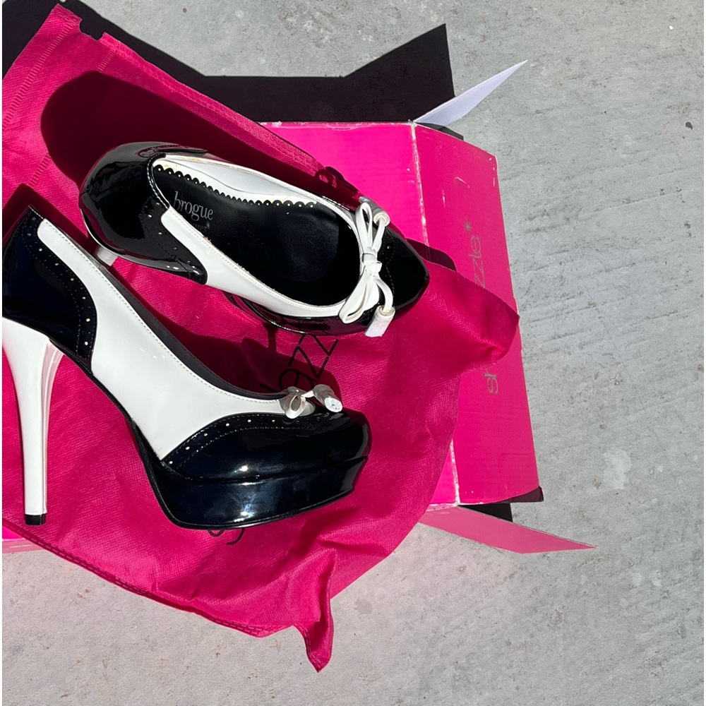 Shoe Dazzle Go for Brogue pumps